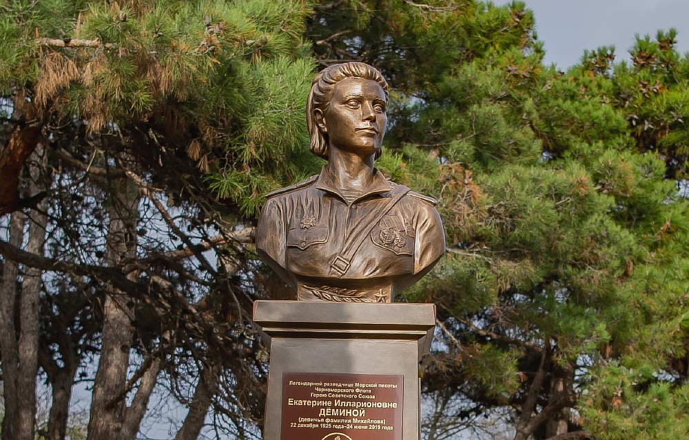 В Севастополе установлен памятник Е.И. Деминой