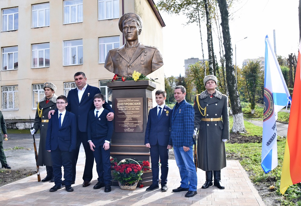 Памятник Герою России во Владикавказе