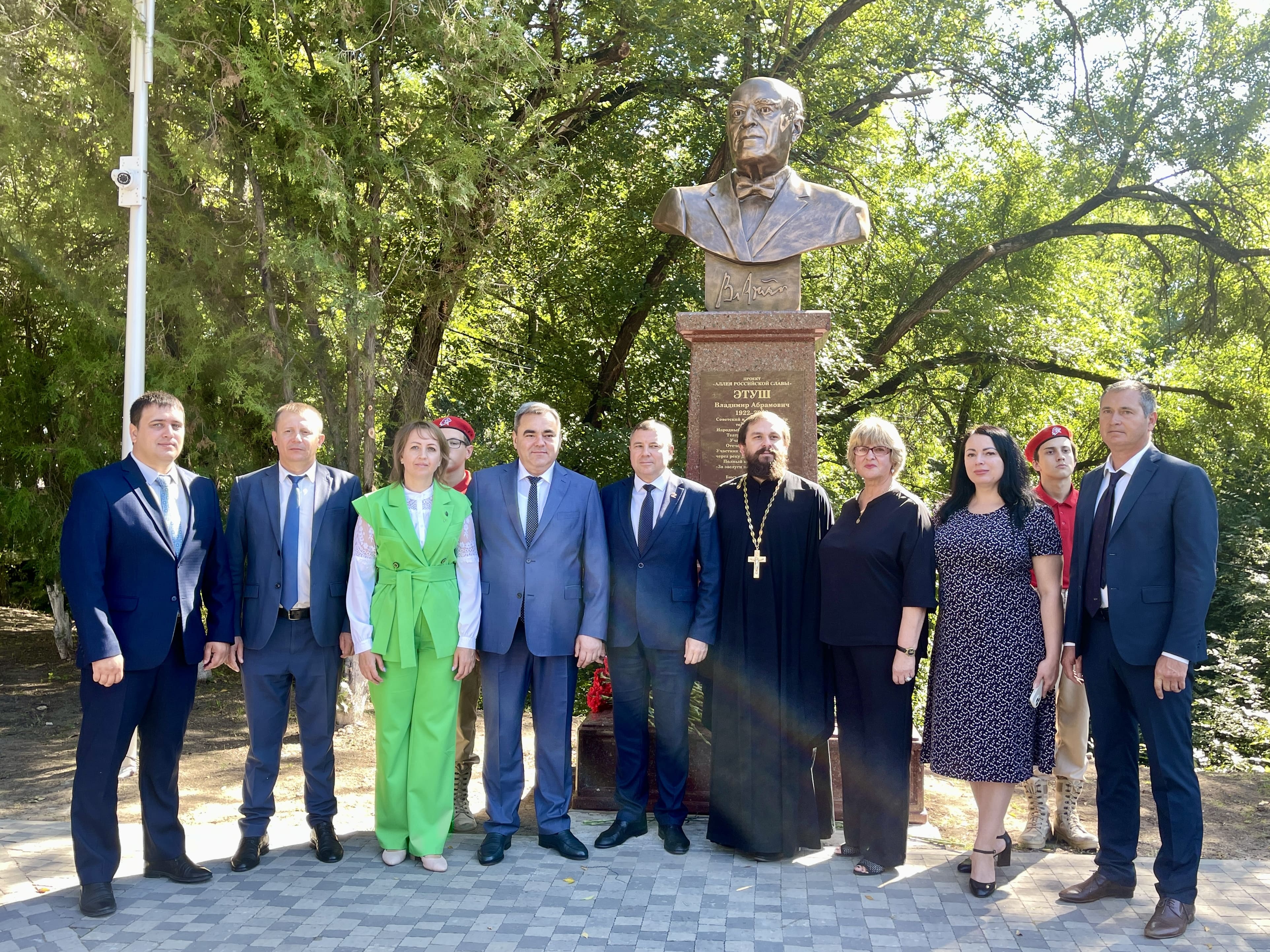 В Аксае открыли памятник  Владимиру Этушу